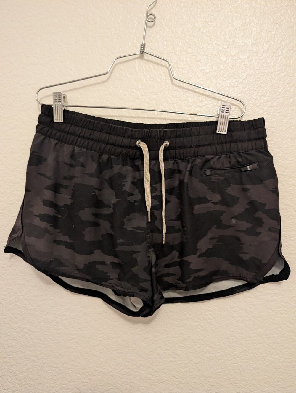 Vuori Clementine Black Camo Shorts Size Medium